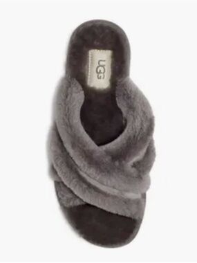 New UGG Scuffita slippers size 8
